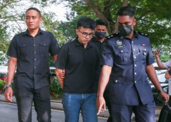 BRANDON Siow Chow Chen (dua dari kiri) ketika tiba di Mahkamah Sesyen Butterworth, Pulau Pinang, hari ini.-UTUSAN/SITI NUR MAS ERAH AMRAN