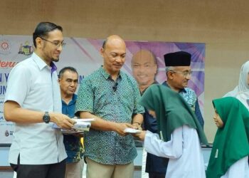 FAIRUL NIZAM Roslan menyampaikan bantuan pada Majlis Penyerahan Bantuan Persekolahan Yayasan Mara 2024 di Dewan Besar ILP Selandar, Alor Gajah, Melaka.