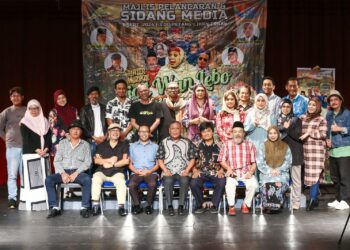 LAKONAN teater Cicit Wan Lebo dipersembahkan semasa pelancaran teater tersebut di Ipoh, kelmarin. - UTUSAN/MUHAMAD NAZREEN SYAH MUSTHAFA