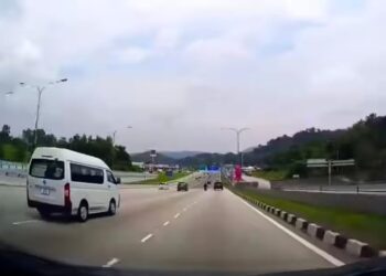 GAMBAR tular menunjukkan van putih yang dipandu laju dan melanggar sebuah motosikal di susur Plaza Tol Gombak di Kilometer 14.7 Jalan Lingkaran Tengah 2 (MMR2), Gombak pada 30 Ogos lalu.