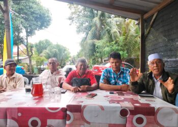 HARRIS Abdullah (dua dari kiri) bersama rakan nelayannya yang lain ketika mengadakan sidang akhbar mengenai masalah selut yang didakwa mereka sebagai masalah bermusim di Teluk Kumbar, Pulau Pinang