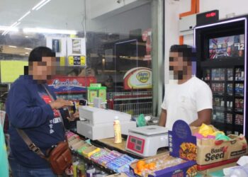 SEORANG pekerja warga asing (kanan) disoal siasat kerana bekerja dalam sektor peruncitan walaupun memiliki permit selaku pekerja industri dalam satu serbuan yang dijalankan oleh Bahagian Penguatkuasa Imigresen Pulau Pinang di George Town, semalam.