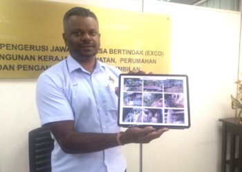 J. ARUL Kumar menunjukkan beberapa gambar resort dan chalet yang dikenal pasti berisiko dan beroperasi tanpa kelulusan Kebenaran Merancang serta tidak mempunyai Sijil Penyiapan dan Pematuhan (CCC).-UTUSAN /NUR SHARIEZA ISMAIL