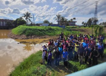 SEBAHAGIAN pesawah berhimpun secara aman menuntut penyelesaian segera berkait masalah pengairan di Stesen Pam Kemubu, Ketereh, Kota Bharu, Kelantan hari ini. UTUSAN/MUSTAQIM MOHAMED.