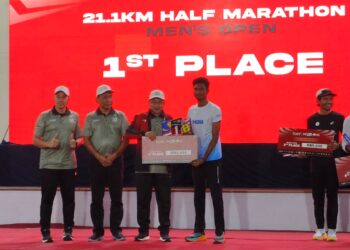 TAKIYUDDIN Hassan (dua kanan) melihat Pengerusi Jawatankuasa Belia, Sukan, NGO dan Perpaduan Masyarakat Kelantan Zamakhshari Muhamad menyampaikan hadiah kepada pemenang larian Kota Bharu Half Marathon di Dewan Jubli Perak, Majlis Perbandaran Kota Bharu-Bandar Raya Islam (MPKB-BRI), Kota Bharu, Kelantan hari ini.-UTUSAN/YATIMIN ABDULLAH.