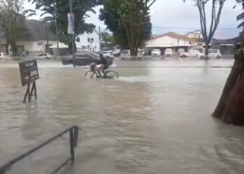 AIR naik secara mendadak ekoran hujan lebat selama dua jam mengundang kepada kejadian banjir kilat di beberapa lokasi di Pulau Pinang, hari ini.-GAMBAR/MEDIA SOSIAL