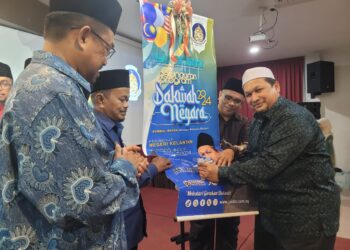 ZAMRI Zainal Abidin (kanan) menyempurnakan gimik pelancaran Program Dakwah Negara di IPP Panji, Kota Bharu, Kelantan hari ini. UTUSAN/MUSTAQIM MOHAMED