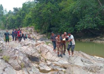 JENAZAH mangsa dibawa oleh anggota bomba sebelum diserahkan kepada pihak polis untuk tindakan lanjut selepas lemas di Kampung Lata Pauh, Kuala Krai, Kelantan.