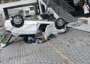 KEADAAN sebuah kereta Honda City yang terjatuh dari tingkat satu parkir selepas pemandunya hilang kawalan dan melanggar pagar besi dalam kejadian di Pusat Pengangkutan Terminal 1 Seremban hari ini.