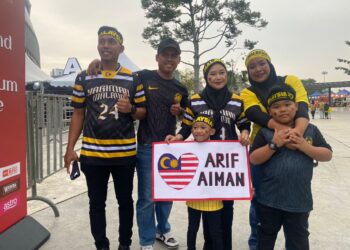 PENYOKONG Harimau Malaya yang hadir bagi memberi sokongan kepada Harimau Malaya di Stadium Nasional Bukti Jalil, malam ini.