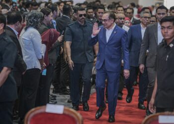 ANWAR Ibrahim ketika hadir pada majlis Peluncuran PIKAS 2030 di MMU Cyberjaya. - UTUSAN/FAIZ ALIF ZUBIR