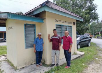 PENDUDUK dan peniaga di hadapan sebuah surau kecil di pekan Chengkau, Rembau yang sebelum ini dirancang untuk dirobohkan.-UTUSAN/NOR AINNA HAMZAH.