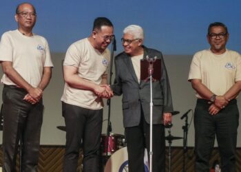 STEVEN Sim Chee Keong (dua dari kiri) bersalaman dengan Ahmad Fuzi Abdul Razak pada Majlis Perasmian Program YES! Rock the School Edisi Mega Pulau Pinang di Kampus Kejuruteraan USM Nibong Tebal, Pulau Pinang ini.-UTUSAN/SITI NUR MAS ERAH AMRAN