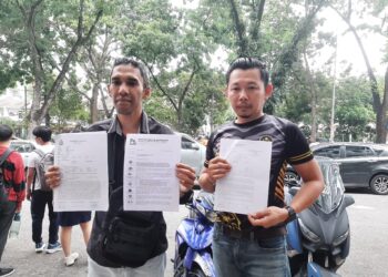 PENGADIL snuker kebangsaan dan Asia, Ithmayudin Zulkifli (kiri) bersama Murphy Chan menunjukkan laporan polis terhadap Persekutuan Snuker dan Billiard (MBSF) pada sidang akhbar, di sini, hari ini.