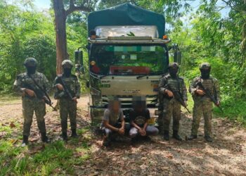 ANGGOTA ATM bersama dua suspek yang ditangkap semasa menyeludup barangan runcit dari Thailand ke negara ini dalam serbuan di tebing Sungai Golok, Pasir Mas, Kelantan semalam-IHSAN ATM.