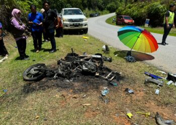 KEADAAN motosikal mangsa selepas terlibat kemalangan di Jalan Sungai Sam-Dabong berhampiran Kampung Slow Temiang, Kuala Krai, Kelantan hari ini-IHSAN POLIS.