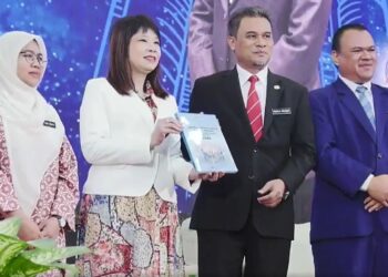 LIM HUI YING menerima cenderamata daripada Abdul Razak Yusak selepas pelancaran Laporan Pasaran Harta Tanah Separuh Pertama 2024 di Inspen