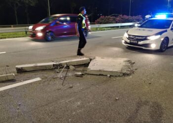 ANGGOTA polis mengawal lalu lintas di Lebuh Raya Putrajaya - KLIA - Dengkil selepas insiden kemalangan lebih 20 kenderaan melanggar serpihan konkrit.