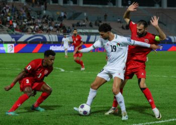 PEMAIN Palestin mengawal bola daripada dirampas pemain Jordan dalam aksi Kelayakan Piala Dunia 2026 di Stadium Bolasepak Kuala Lumpur.