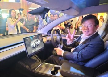 CHOW Kon Yeow ketika meninjau ruang dalaman sebuah kereta Tesla di Gurney Plaza, Pulau Pinang, hari ini.