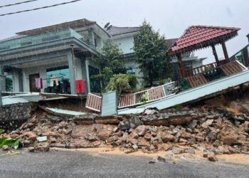 KEADAAN sebuah rumah di Taman Desa Flora, Senawang, Seremban selepas berlaku kejadian runtuhan struktur tanah di rumah itu tengah hari tadi.