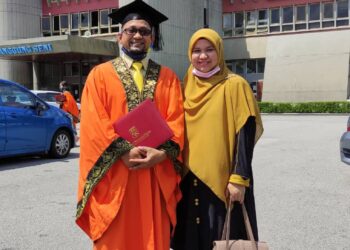 BERSAMA isteri tercinta
pada majlis konvokesyen
master di UKM pada 2020.