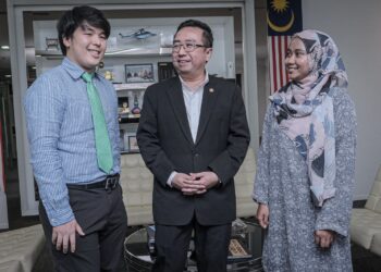 CHANG Lih Kang beramah mesra bersama dua pelajar cemerlang Malaysia Nurul Nabiilah Sulaiman (kanan) dan Shim Zi Jun yang menyertai Program Pelajar Musim Panas CERN (CSSP) 2024 di Geneva Switzerland. - UTUSAN/FAIZ ALIF ZUBIR