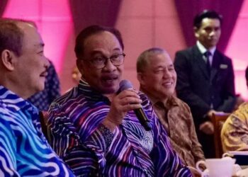 ANWAR Ibrahim semasa mendendangkan lagu Azizah pada Majlis Makan Malam kerajaan negeri Sabah di Kota Kinabalu semalam.