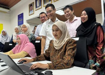 ZAIRIL Khir Johari (berdiri, tengah) ketika melancarkan Pusat Sebaran Maklumat Nasional (Nadi) Sungai Dua, Butterworth, Pulau Pinang