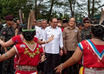 ANWAR Ibrahim bersama Menteri Kewangan, Datuk Seri Masidi Manjun semasa tiba di Karnival Segalanya Felda, Felda Sahabat, Lahad Datu hari ini.