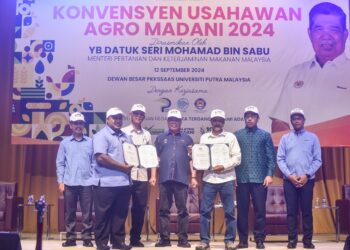 MOHAMAD Sabu (tengah) merasmikan Konvensyen Usahawan Agro Madani di Dewan Besar Universiti Putra Malaysia (UPM), di sini. – UTUSAN/M. FIRDAUS M. JOHARI