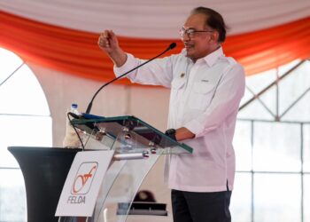 ANWAR Ibrahim semasa merasmikan Karnival Segalanya Felda di Felda Sahabat Lahad Datu, hari ini