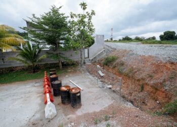 PENDUDUK di Kampung Jenderam Hulu meletakkan halangan di laluan keluar menghubungkan tanah milik seorang penduduk lain.