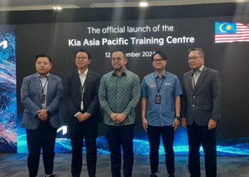 KEVIN Ahn (dua, kiri) bersama Steven Sim pada majlis perasmian pusat latihan global KIA di Glenmarie, Shah Alam hari ini.