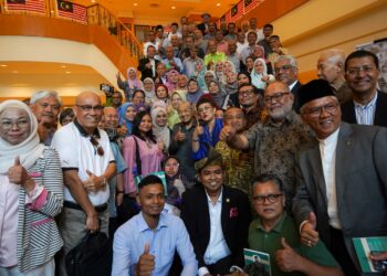 MAHATHIR Mohamad (tengah) bergambar dengan alumni UiTM selepas majlis Nostalgia 25 tahun Pengisytiharan ITM kepada UiTM di Yayasan Kepimpinan Perdana, Putrajaya. - UTUSAN/FAISOL MUSTAFA