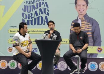 ADAM Adli Abd. Halim (tengah) mengendalikan sesi townhall Jelajah JOM Peringkat Negeri Kelantan yang turut dihadiri Pengerusi Jawatankuasa Belia, Sukan, NGO dan Perpaduan Masyarakat negeri, Zamakhshari Muhamad (kanan) di YIK Tunjong, Kota Bharu, Kelantan hari ini. UTUSAN/MUSTAQIM MOHAMED