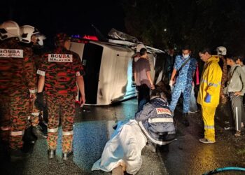 SEORANG maut manakala enam lagi cedera selepas van dinaiki mereka terbabas melanggar pokok di Kilometer 9, Jalan Kangar-Alor Setar di Kampung Permatang Pauh, Kangar, Perlis hari ini.-UTUSAN