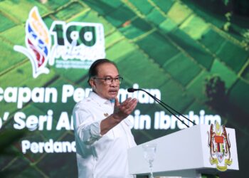 ANWAR Ibrahim berucap merasmikan Majlis Pelancaren Pameran Pertanian, Hortikultur dan Agropelancongan Malaysia (MAHA) 2024 di MAEPS di sini, hari ini. - FARIZ RUSADIO/UTUSAN