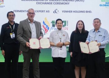 CHENG Mooh Tat (kanan) bertukar dokumen usaha sama dengan Jens Legarth (dua dari kiri) sambil disaksikan Pengarah Pelaburan NCIA, Rizatuddin Ramli (kiri) ketika Ekspo Pertanian, Hortikultur dan Agropelancongan Malaysia (MAHA) 2024, di bawah program MAHA Go Global, Kuala Lumpur.