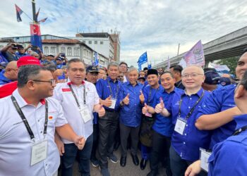 MOHAMAD Hassan bersama-sama Johari Abdul Ghani dan Onn Hafiz Ghazi Syed Hussien Syed Abdullah pada hari  penamaan calon bagi PRK DUN Mahkota di Dewan Tunku Ibrahim Ismail, Kluang.