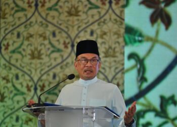 ANWAR  semasa berucap pada Majlis himpunan 24k Huffaz Malaysia di Masjid Wilayah Persekutuan, di sini hari ini.