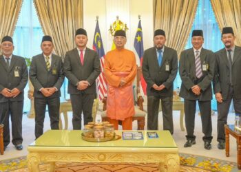 Yang Dipertua Negeri Melaka Tun Dr Mohd Ali Mohd Rustam (tengah) ketika menerima kunjungan delegasi PBMM di Istana Melaka, semalam. -IHSAN FB RIDHWAN ALI