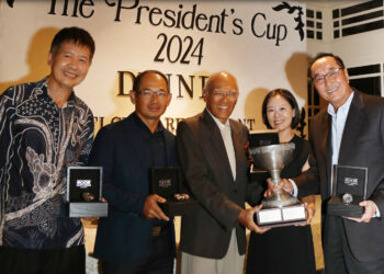 PRESIDEN Saujana Golf & Country Club, Tan Sri Megat Zaharuddin  menyampaikan trofi kejuaraan kepada pemenang di Hotel Saujana, 7 September lalu. - IHSAN PENGANJUR