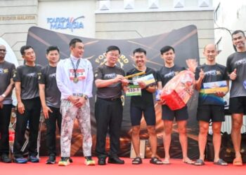 CHOW Kon Yeow (tengah) menyampaikan hadiah kepada peserta program "Forward Road Relay 2024" di Lebuh Pantai, George Town, Pulau Pinang