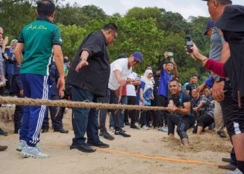 AB. RAUF Yusoh melepaskan peserta acara tarik tali pada Pesta Pantai Tanjung Bidara 2024, Melaka.