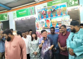 CHOW Kon Yeow (tengah) ketika berucap pada majlis sambutan Maulidur Rasul dan agihan makanan anjuran Persatuan Peniaga-Peniaga Kompleks Padang Brown, di George Town, Pulau Pinang, hari ini.