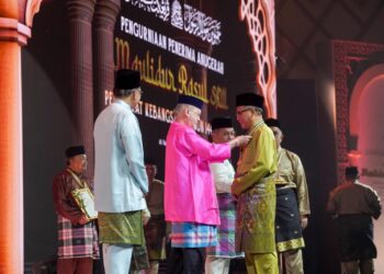 Yang di-Pertuan Agong, Sultan Ibrahim menyampaikan Anugerah Tokoh Perdana Maulidur Rasul SAW Peringkat Kebangsaan Tahun 1446H/2024M kepada Datuk Kipli Yassin pada Majlis Sambutan Maulidur Rasul SAW Peringkat Kebangsaan Tahun 1446H/2024M di Pusat Konvensyen Antarabangsa Putrajaya (PICC) di sini, hari ini. - FAISOL MUSTAFA/UTUSAN