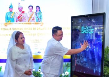 TUANKU Syed Faizuddin Putra Jamalullail melancarkan Sistem iMS@MPKANGAR pada  majlis apresiasi penaja sisipan khas dalam akhbar tempatan sempena sambutan ulang tahun keputeraan Raja Perlis ke-81 di Kelab Golf Batu Pahat baru-baru ini.-UTUSAN