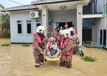 ANGGOTA bomba berjaya membawa keluar mangsa yang terperangkap dalam sebuah rumah gara-gara kejadian banjir kilat dengan menggunakan pengusung di Jalan Bayan Kechil, Taman Nibong Tebal, Pulau Pinang.-GAMBAR/IHSAN BOMBA