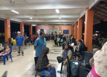 SEBAHAGIAN daripada mangsa banjir yang ditempatkan di PPS SK Lahar Yooi, Tasek Gelugor, Pulau Pinang susulan banjir yang melanda kediaman mereka semalam.